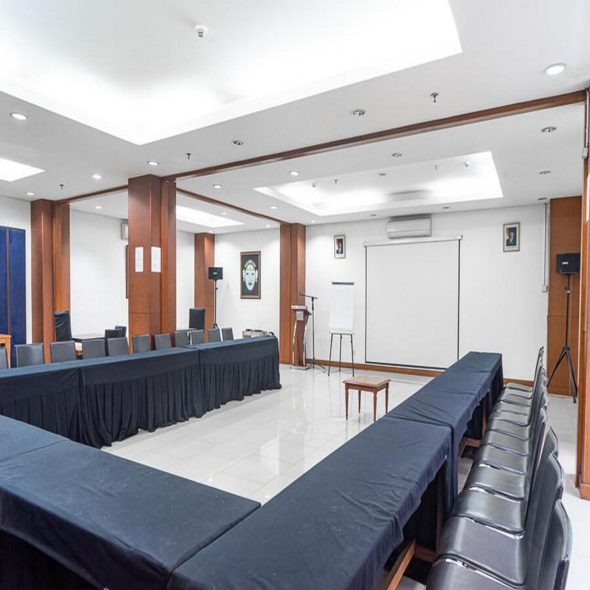 Reddoorz Plus At Blue Pacific Blok M Джакарта Экстерьер фото