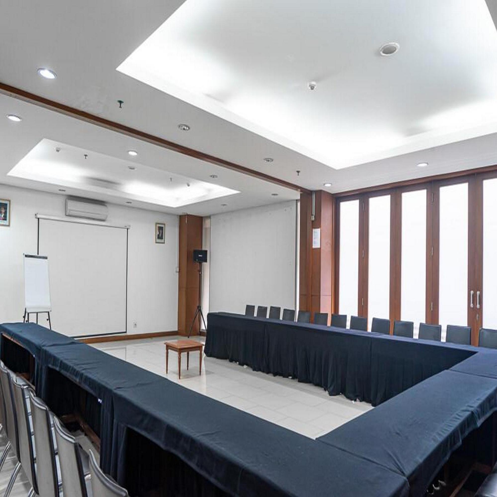 Reddoorz Plus At Blue Pacific Blok M Джакарта Экстерьер фото