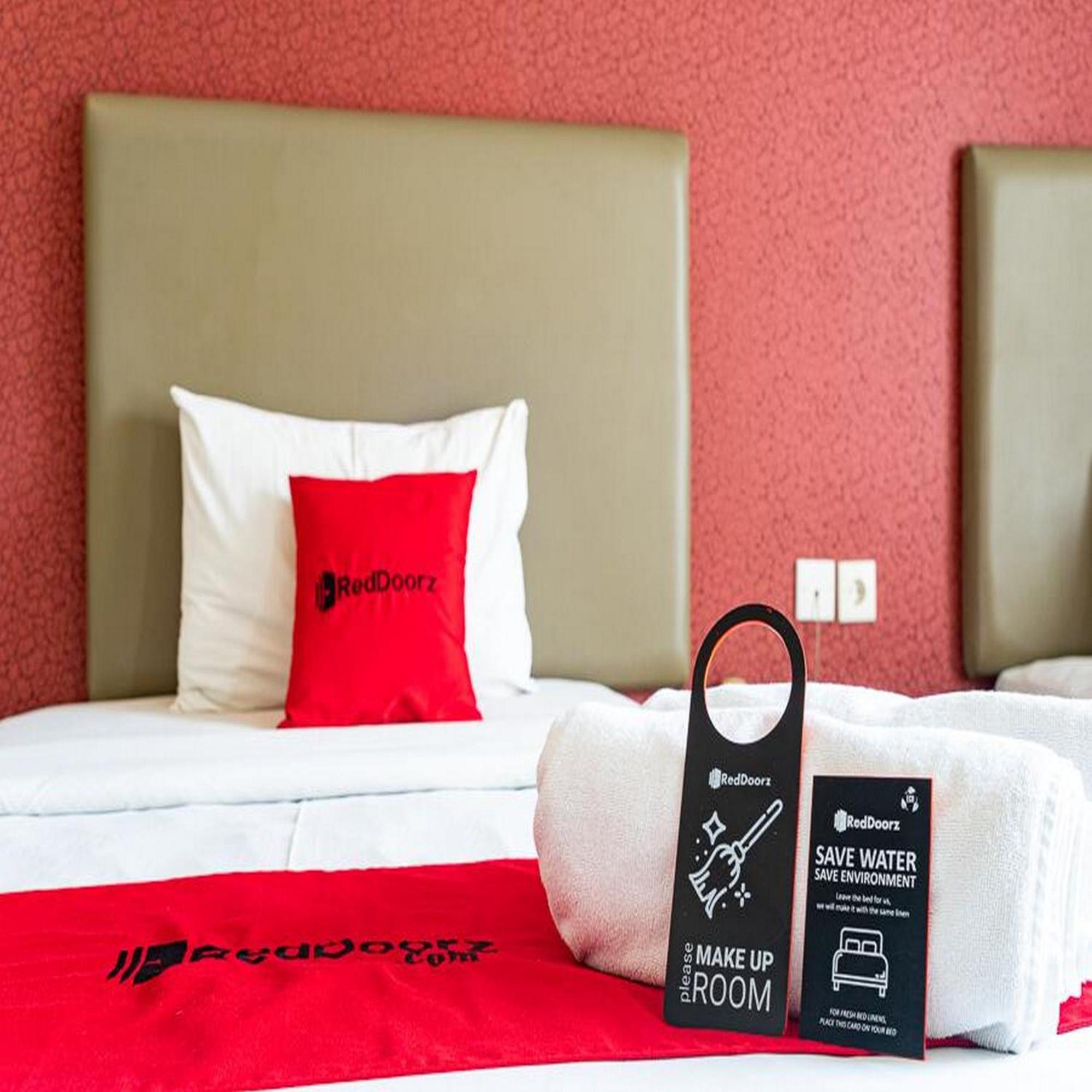 Reddoorz Plus At Blue Pacific Blok M Джакарта Экстерьер фото