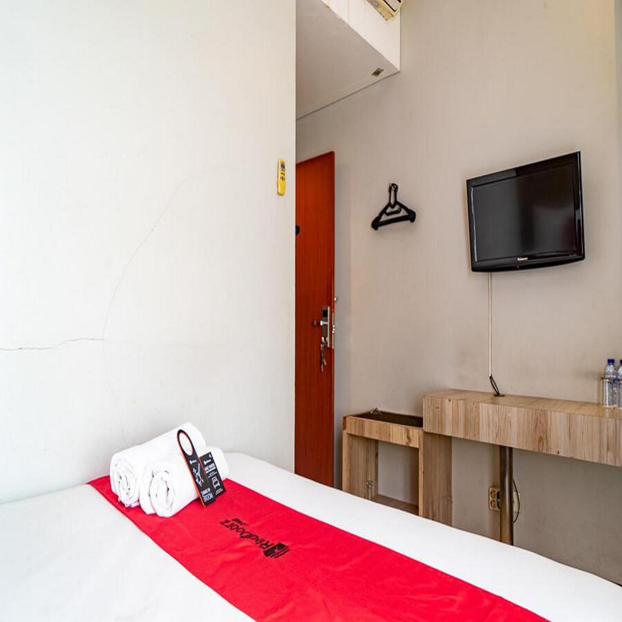 Reddoorz Plus At Blue Pacific Blok M Джакарта Экстерьер фото